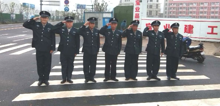 保安对大家的尊重，我们也应该还个礼