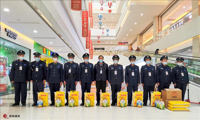 保安出入口守卫是主要的任务